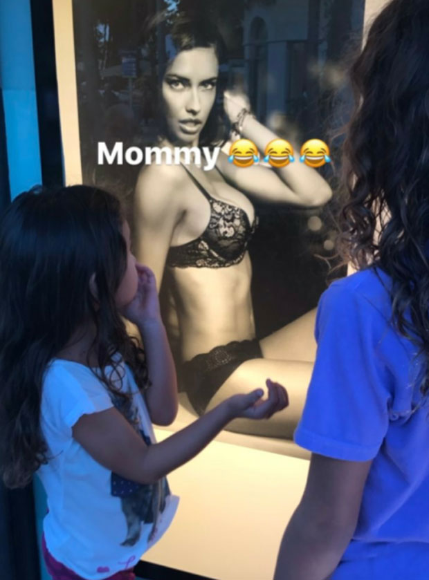 ФОТО: Ћерке остале без текста, виделе маму Адриану како позира у вешу